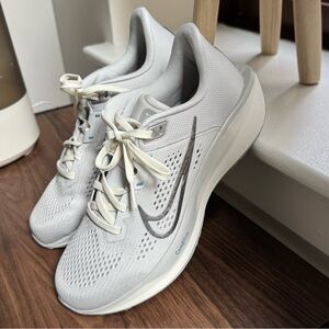 NEW Nike Women's Gray and White Sneakers New Without Tags
